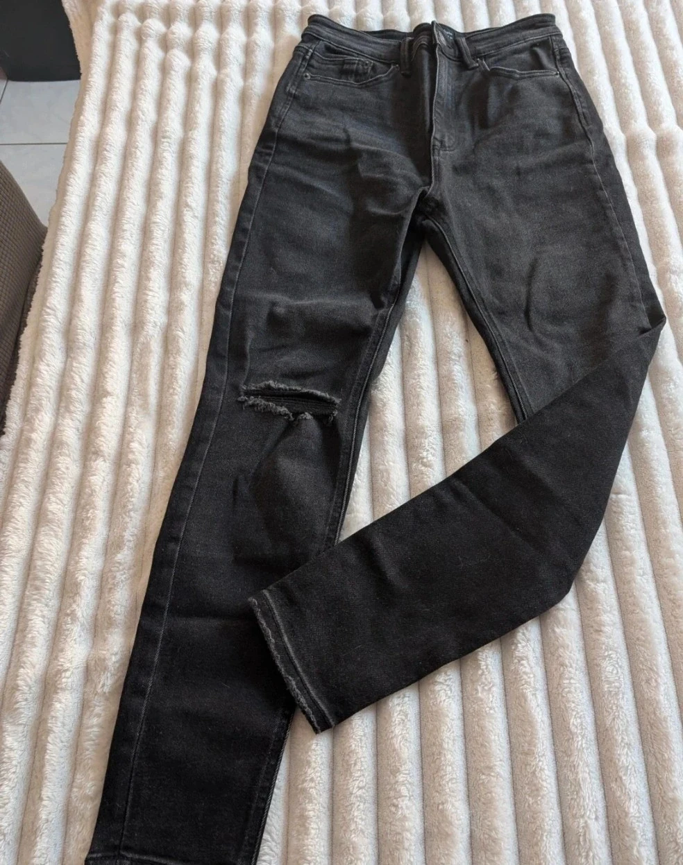 Magnífico Jean skinny cintura alta negro Stradivarius roto en la rodilla – photo 2